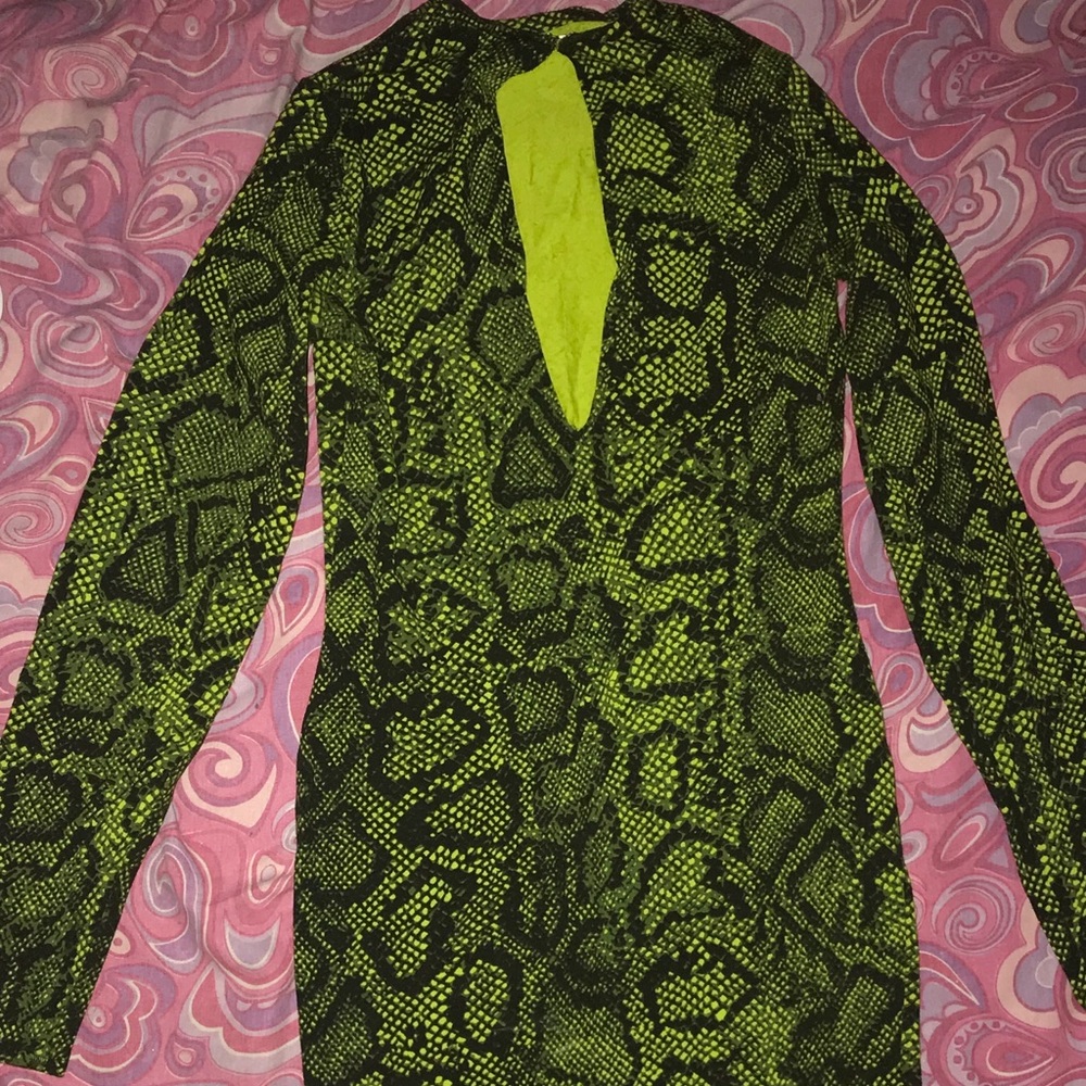 GREEN SNAKEPRINT DRESS.